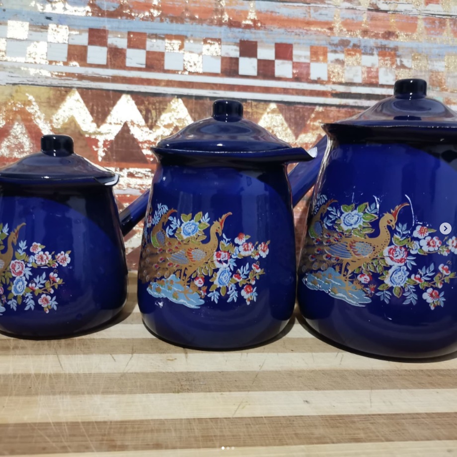 cafetera con tapa, color azul con diseño de pavo real y flores.