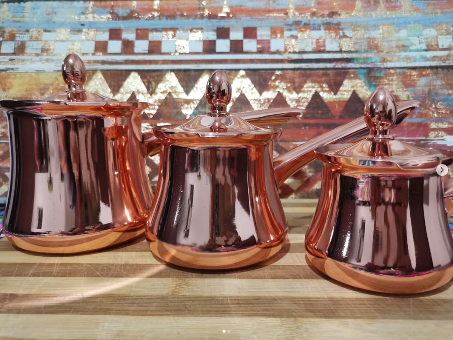cafetera lisa con tapa, de acero inoxidable color cobre.