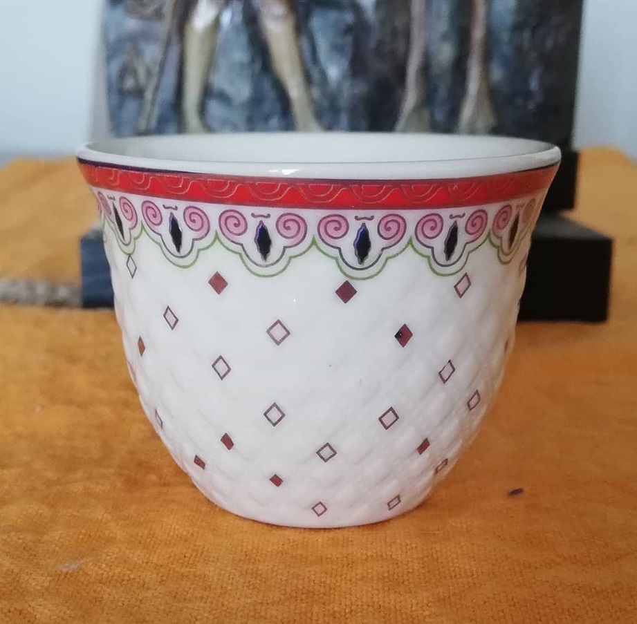 set de 6 tazas color blanco con diseños.