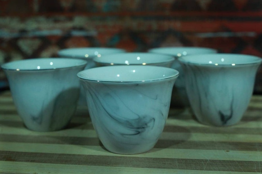 set de 6 tazas color blanco con negro.