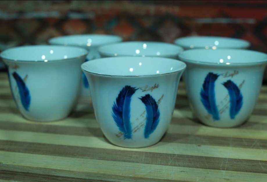 set de 6 tazas color blanco con plumas azules.
