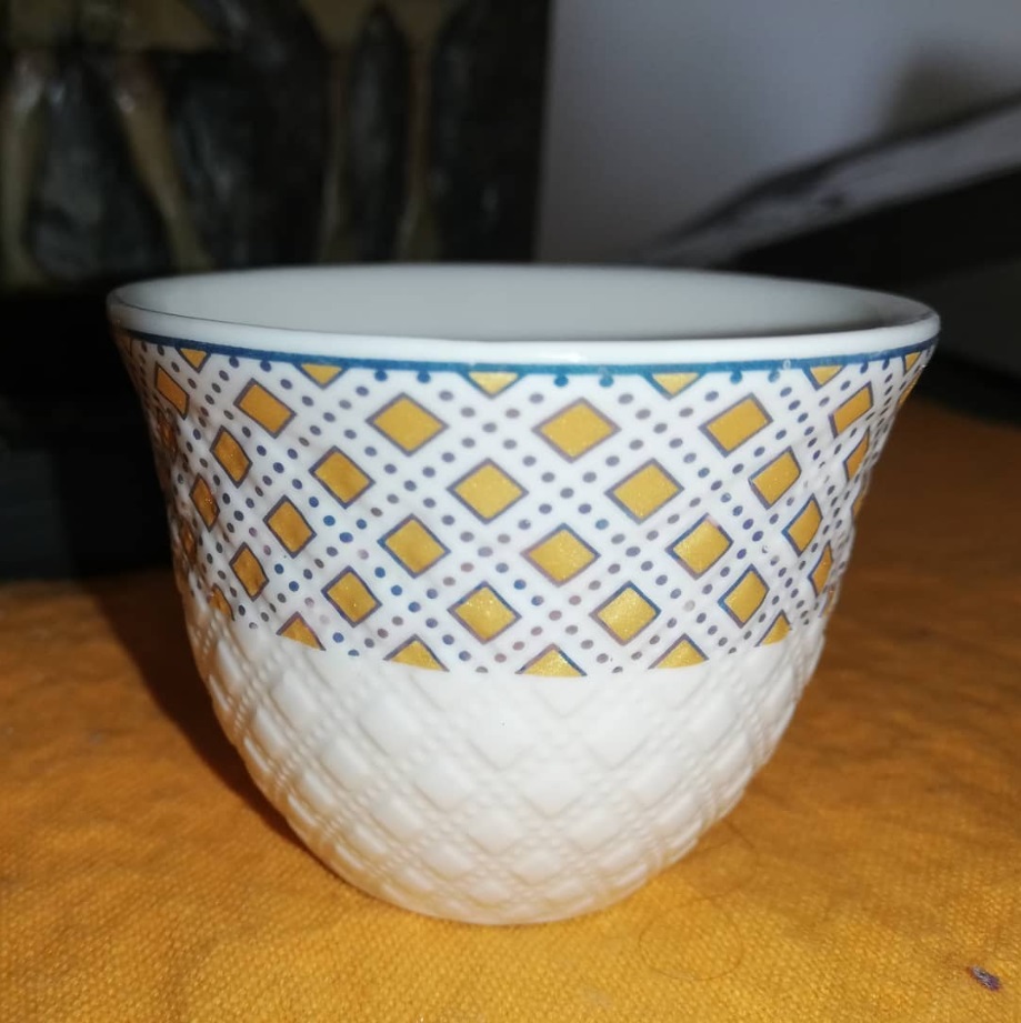 set de 6 tazas color blanco con diseños de rombos.