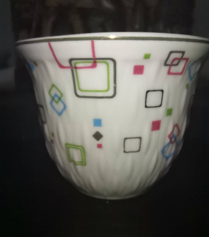 set de 6 tazas color blanco con cuadros de colores.