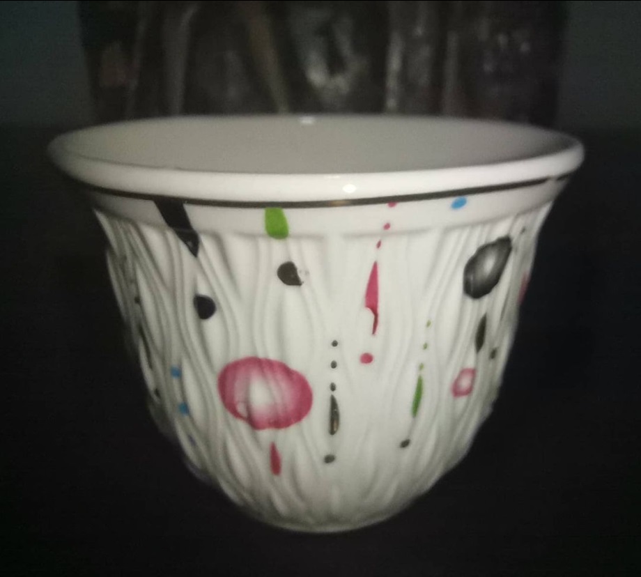 set de 6 tazas color blanco con circulos de colores.