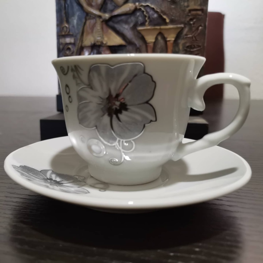 set de 6 tazas con plato, color blanco con flor gris.