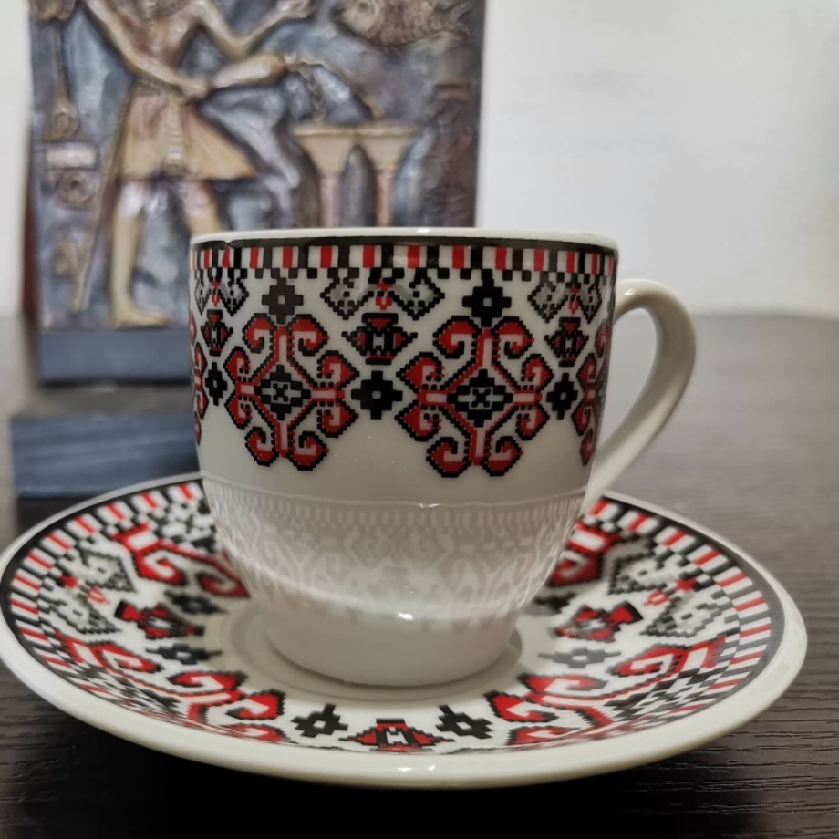 set de 6 tazas con plato, color blanco con diseños color rojo y negro.