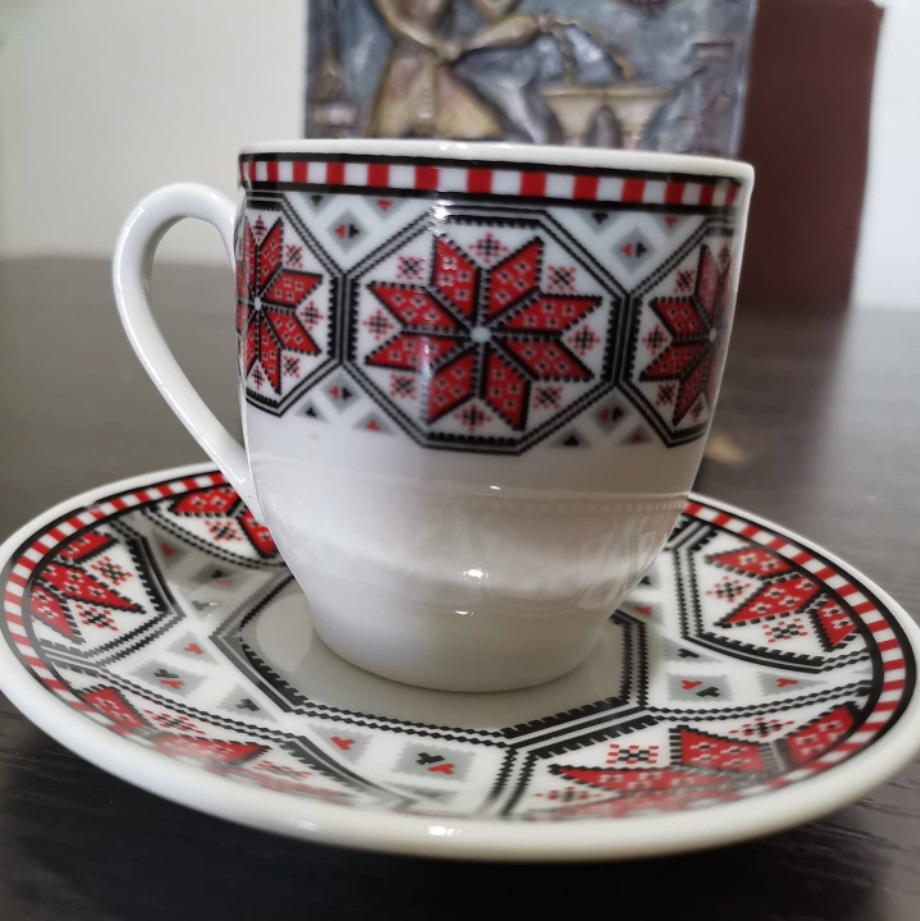 set de 6 tazas con plato, color blanco con diseños color rojo y negro.
