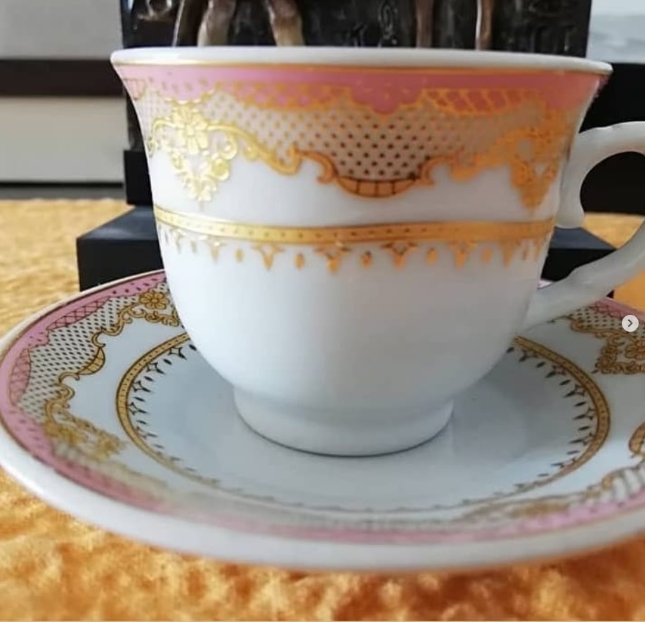 set de 6 tazas con plato, color blanco con diseños dorados y rosados.