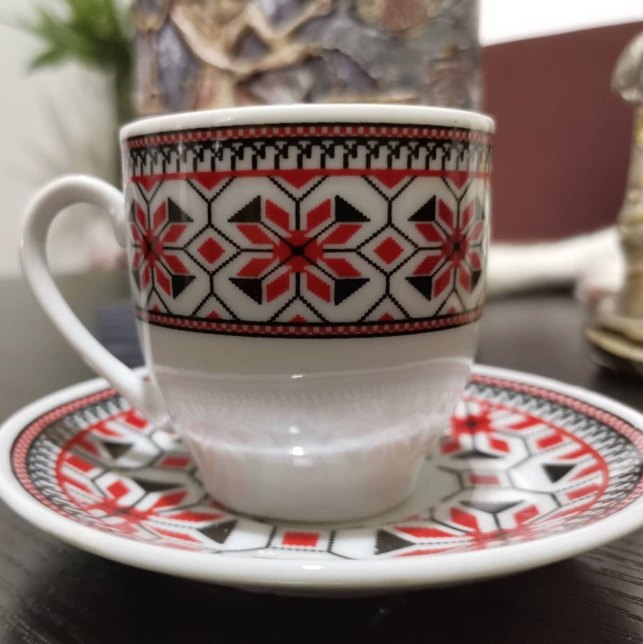 set de 6 tazas con plato, color blanco con diseños color rojo y negro.