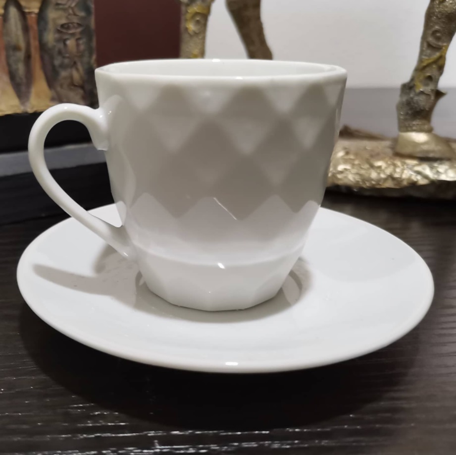 set de 6 tazas con plato, color blanco con relieves de rombos.