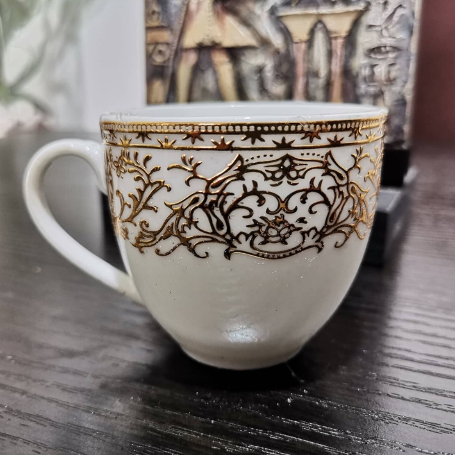 set de 6 tazas, color blanco con diseños dorados.