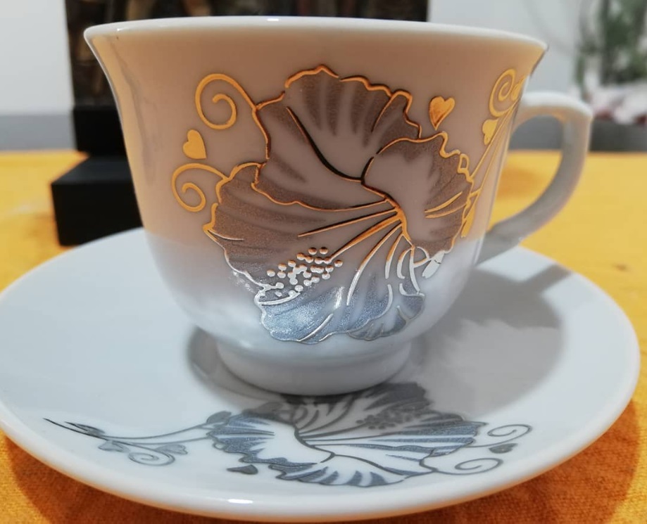 set de 6 tazas con plato, color blanco con de flor gris y bordes dorados.
