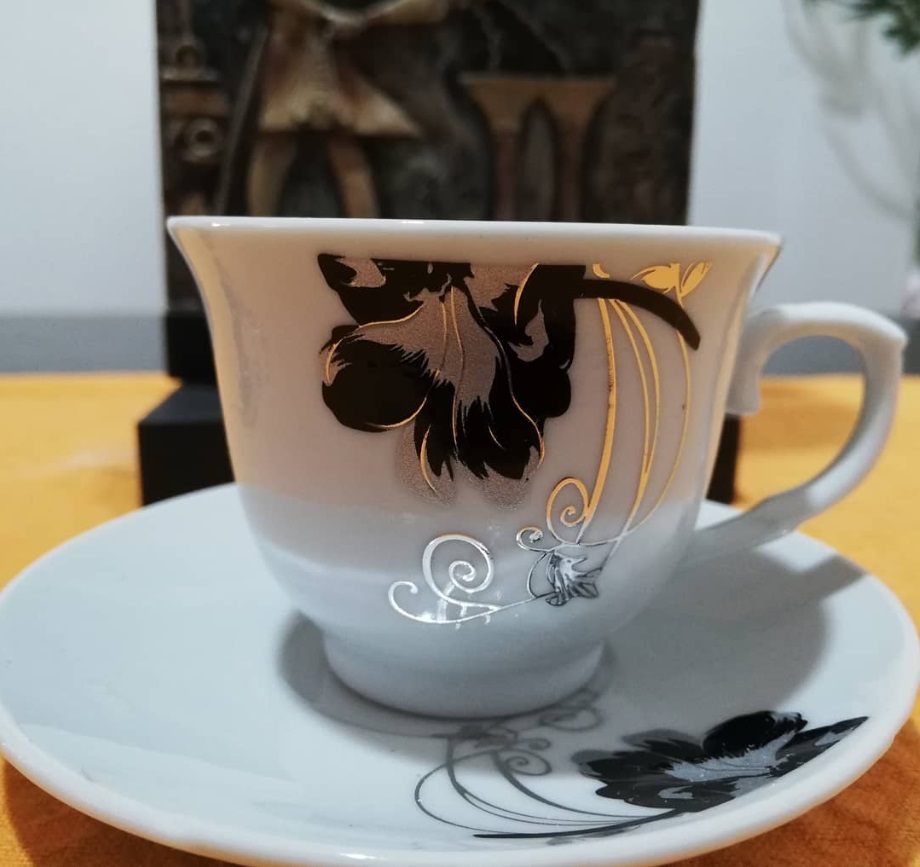 set de 6 tazas con plato, color blanco con diseños color rojo y negro.