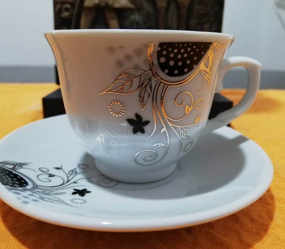 set de 6 tazas con plato, color blanco con diseñode flor negra con dorado.