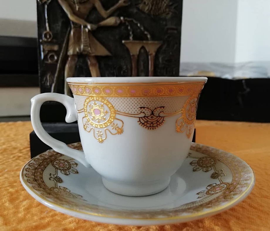 set de 6 tazas con plato, color blanco con diseños negro con dorado.
