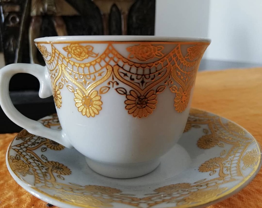 set de 6 tazas con plato, color blanco con diseños dorados y rosados.